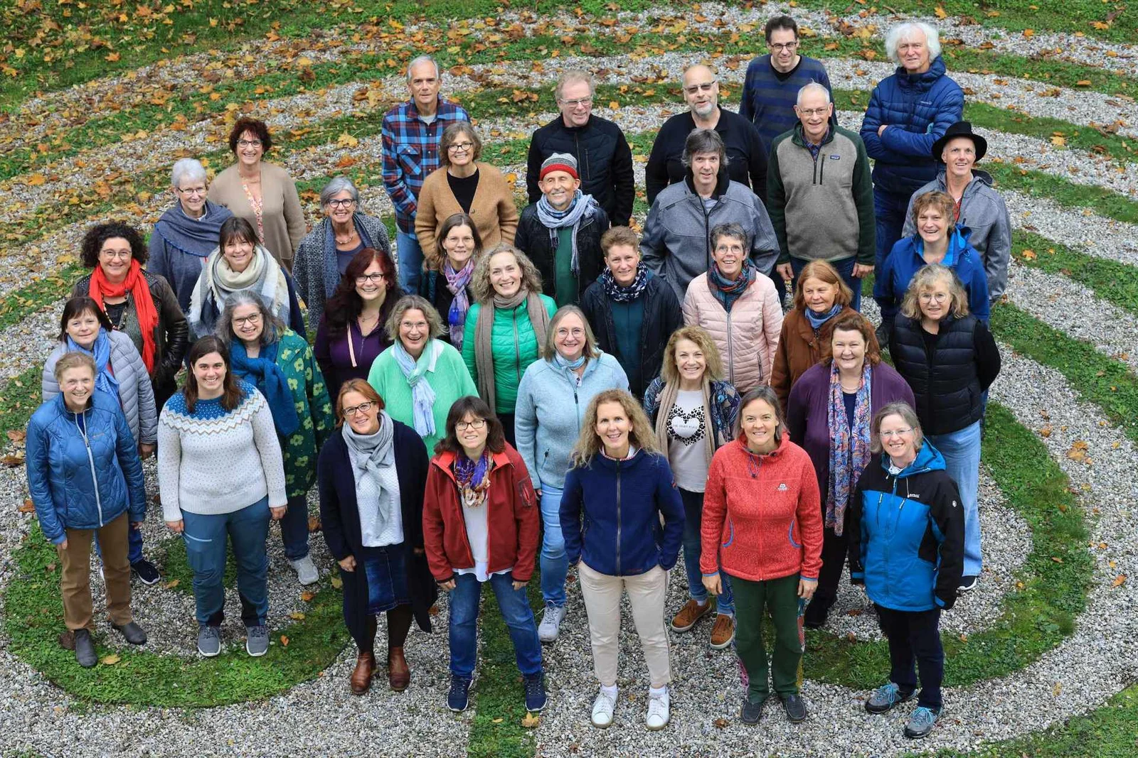Die Rainbow Gospel Voices stehen im Herbst gemeinsam auf einem Weg in Armstorf.