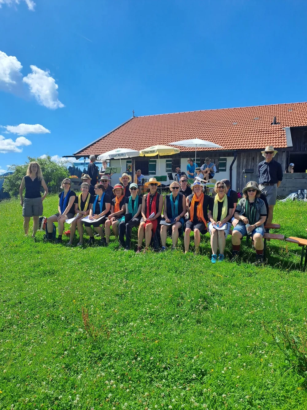 Der Chor auf der Gindelalm an einem sonnigen Sommertag 2025.
