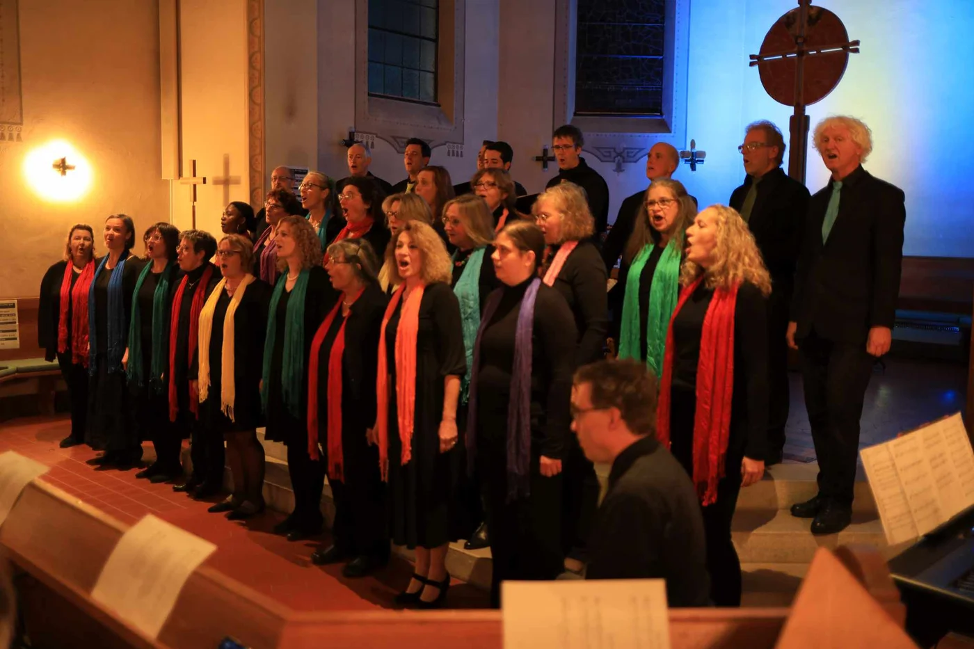 Chormitglieder bei der Musiknacht in der Kirche.